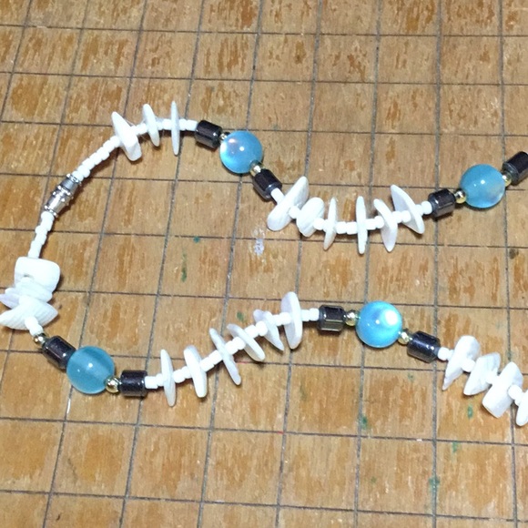 White Shell, Blue Optic Bead, Hematite Accent Stone Necklace 18“L EVC - Picture 5 of 9